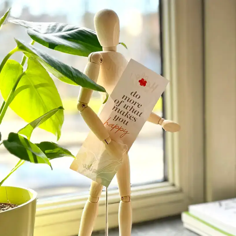 Image - Mannequin en bois tenant une carte Maiko